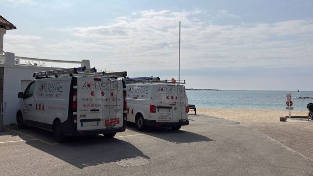 Fourgons en bord de mer à Larmor Plage   immatriculation et personnes otées